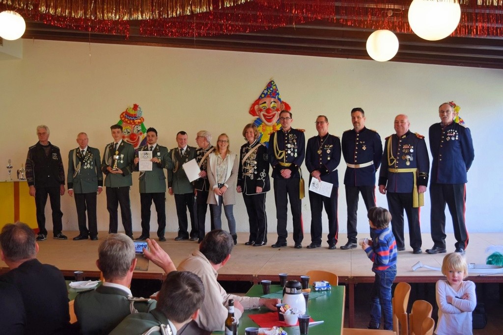 Die Mannschaftsmeister: Fahnenoffiziere I. (1. Platz), Amazonen I (3. Platz) und Artillerie I (2. Platz)