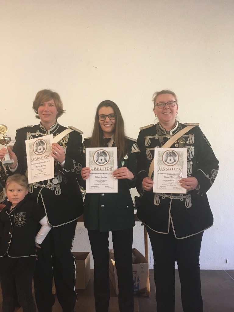 Sieger Damen: 1. Yvonne Macey (li), 2. Joelina Bloser (mi), 3. Tina Neuss (re)