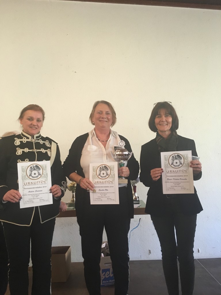 Sieger Seniorinnen: 1. Uta Specker (mi), 2. Susanne Anders (li), 3. Veronika Bloser-Küsters (re)
