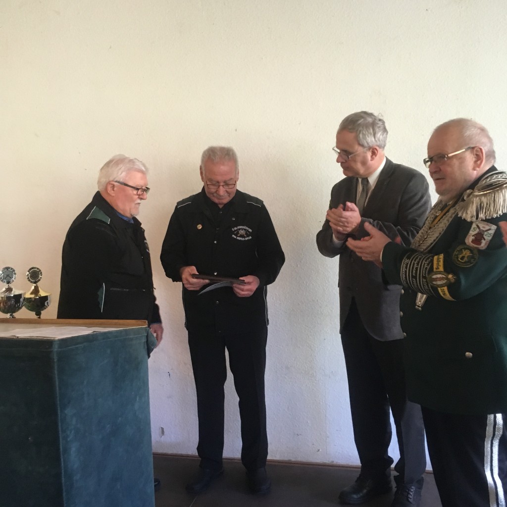 Vereinsmeister Horst Beckers mit Präsens Hans Russmann und Brudermeister Hans-Joachim Hofer
